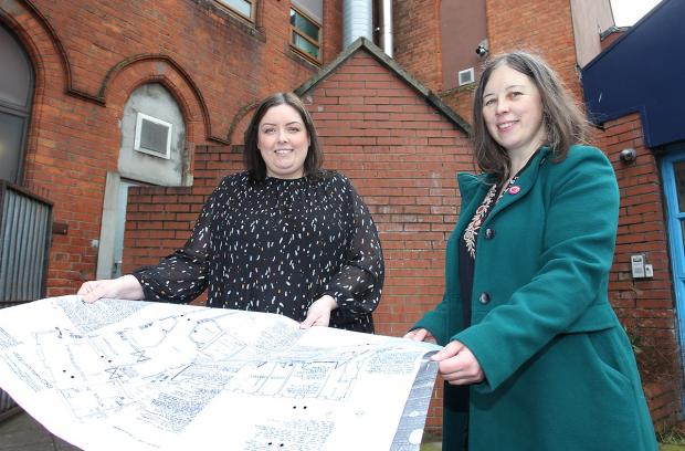 Hargey visits Cultúrlann to view progress on Montague House